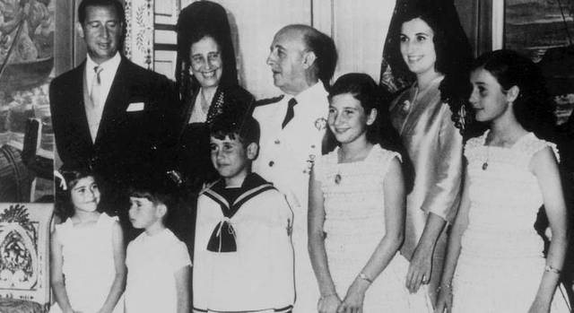 Franco, su esposa, su hija y su yerno junto a cinco de sus nietos.