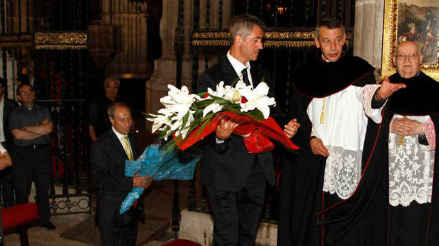 Miguel Ángel Gil Marín en una ofrenda floral en el Memorial a su padre
