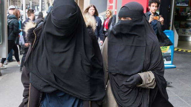 Mujeres holandesas con vestimenta islámica