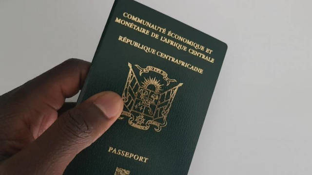 Los agentes determinaron que el pasaporte no cumplia con las características de un representante diplomático.
