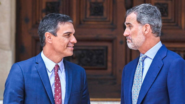 El líder del PSOE Pedro Sánchez junto al Rey Felipe VI