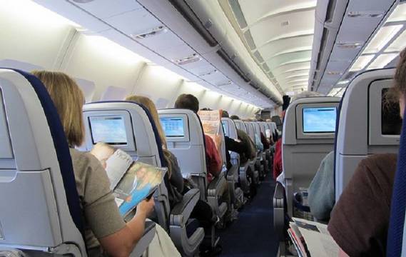 Varias aerolíneas han instalado cámaras y micrófonos en los asientos aunque no las han activado. 