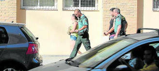 El padre acusado de haber violado a su hija y sus dos hijastras, detenido por la Guardia Civil.