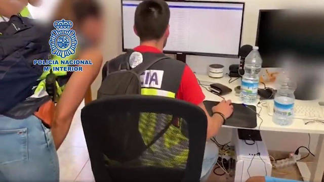 La Policía Nacional detiene cinco personas acusadas de ciberdelincuencia.