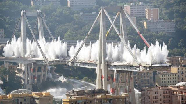 Momento de la demolición de los restos del puente Morandi