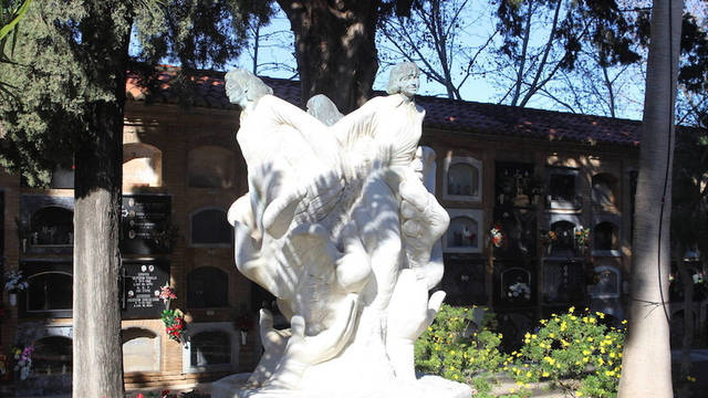 Monumento en memoria de Toñi, Miriam y Desirèe en el cementerio de Alcàsser. 
