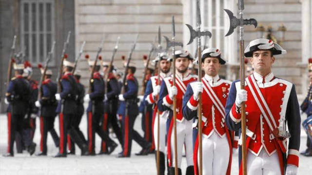 La Guardia Real con uniformes de época.