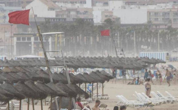 Las tormentas han provocado que algunas playas de Alicante hayan tenido que cerrar
