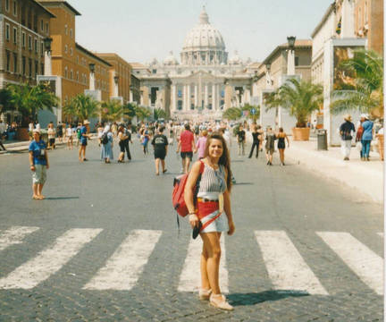 Antes de visitar el Vaticano, al fondo.