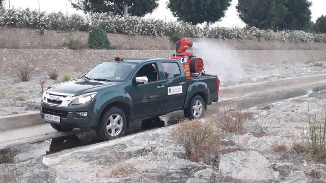 El servicio de fumigación actuando en una zona de Alicante