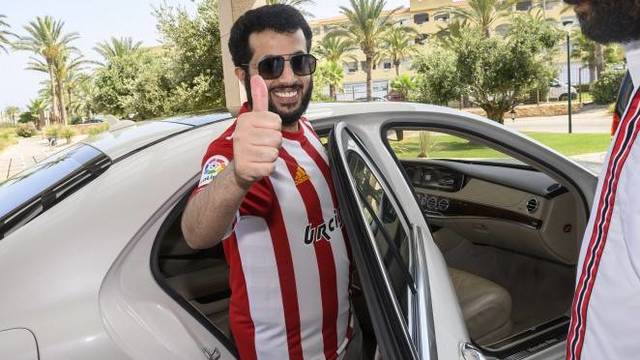 El dueño del Almería Turki Al-Sheikh con la camiseta del equipo