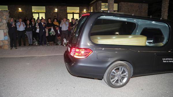 El coche fúnebre con el féretro de Blanca Fernández Ochoa antes de salir hacia Pozuelo. 