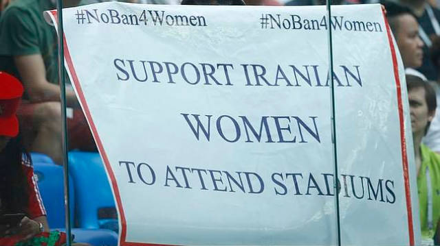 Pancarta de apoyo hacia las mujeres que no pueden acceder a los estadios de fútbol