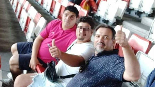 Eleazar, a la iquierda de la imagen, junto a su hermano y su padre en el interior del estadio El Molinón