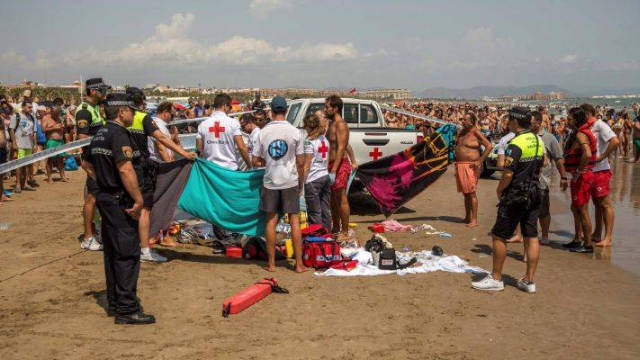 Los equipos de rescate escoltan el cuerpo sin vida de un bañista ahogado en Alicante