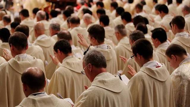 El sueldo de los sacerdotes sube un 6 por ciento al año. 