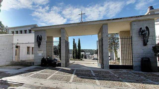 La entrada al cementerio donde quiso reposar Franco.