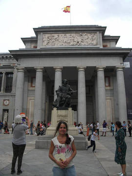 Pilar Redondo en la puerta del Museo del Prado