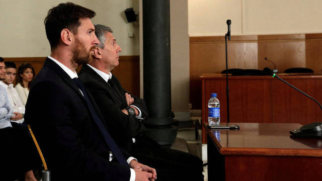 Leo Messi con su padre Jorge en el juzgado