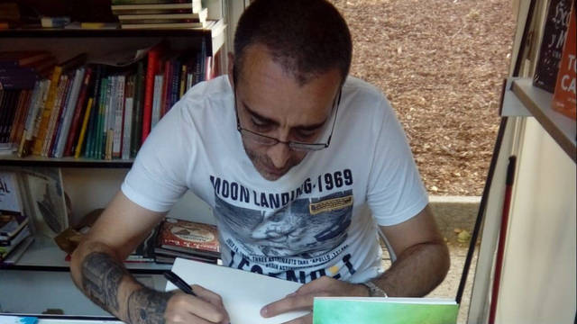 Xerach García, firmando el libro que escribió junto a Sergio Salazar Latorre