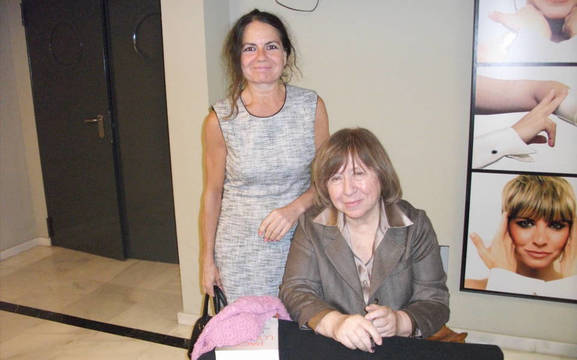 Svetlana Alexiévich, Premio Nobel de Literatura 2015 y Pilar Redondo en el acto inaugural.