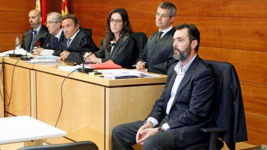 Miguel López en el juicio junto a sus abogados.