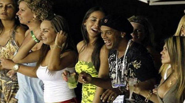 Ronaldinho de fiesta y rodeado de varias mujeres