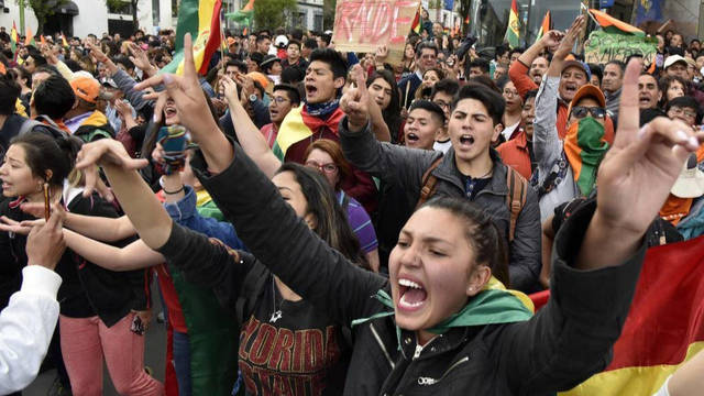 Los estudiantes comienzan una cruzada contra Evo Morales tras polémica victoria