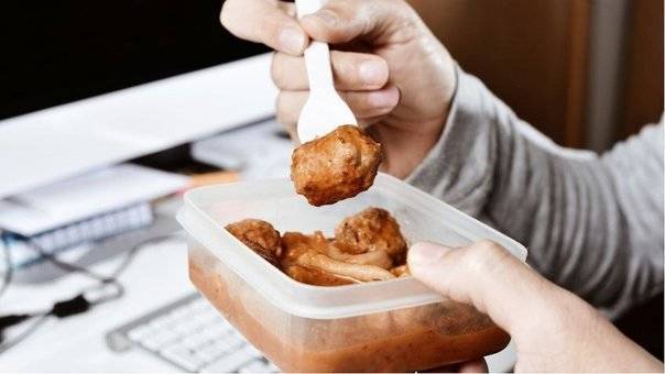 Comer en la oficina puede ser saludable si observamos ciertas normas. 