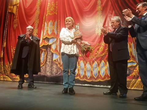 María Luisa Merlo con el Premio Nacional de Teatro junto al presidente de Amithe, Javier López Galiacho, Manuel Galiana y Tony Isbert.