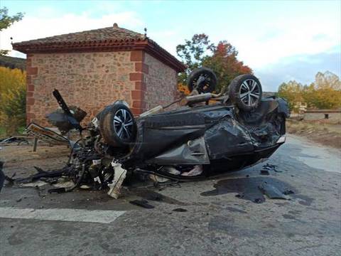El coche del teniente de la Guardia Civil de Albarracín quedó destrozado