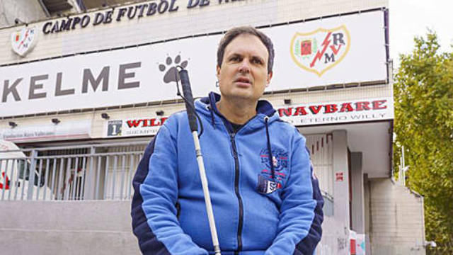 Jorge Bolaños y a su espalda el Estadio de Vallecas