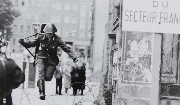 Conrad Schumann en 1961 saltando la alambrada que dividía Berlín durante la construcción del Muro