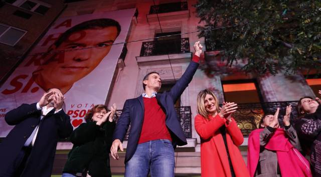 Pedro Sánchez y su equipo saludando en la calle Ferraz tras declararse vencedor en las elecciones del 10 N.