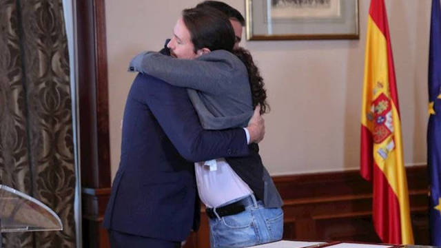 Pedro Sánchez y Pablo Iglesias sellando el acuerdo de Gobierno con un abrazo