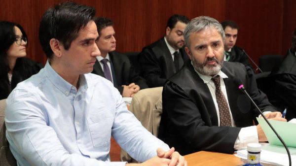 Rodrigo Lanza junto a su abogado durante el juicio.