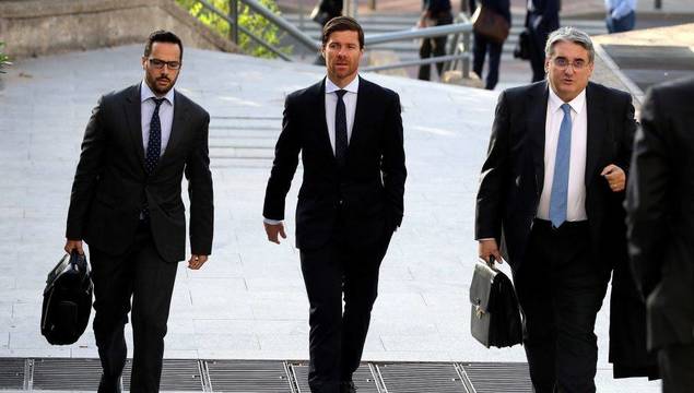 Xabi Alonso entrando a la Audiencia Provincial