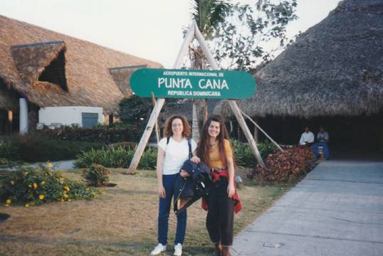 Inmaculada y Pilar Redondo en el aeropuerto de Punta Cana