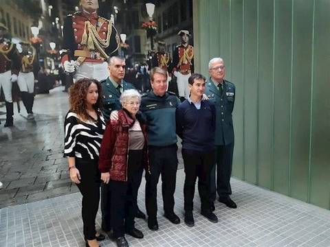 Alberto Encinas con su madre, su hermana y los mandos de la Guardia Civil. 