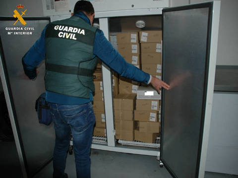 La Guardia Civil de Zaragoza decomisa dos toneladas de alimentos no aptos para el consumo