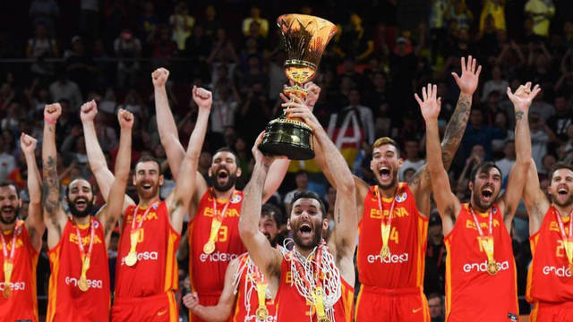 La selección española de Baloncesto celebrando el triunfo en el Mundial de China. 
