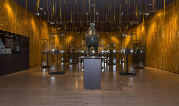 Sala central de la exposición el arte del metal en al-Ándalus