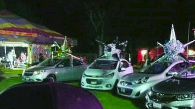 'El Chapito' regaló coches en su lujosa fiesta navideña.