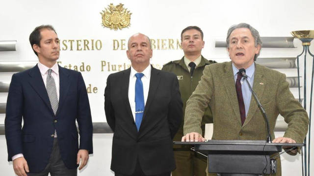 Herman Terstch de Vox a la derecha del Ministro de Interior de Bolivia. 