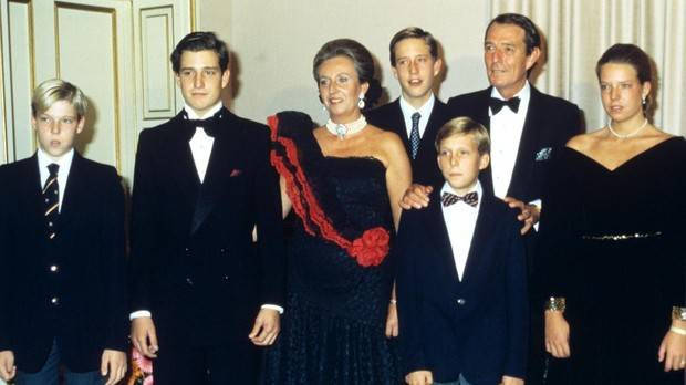 La Infanta Pilar y Luis Gómez Acebo rodeado de sus cinco hijos. 