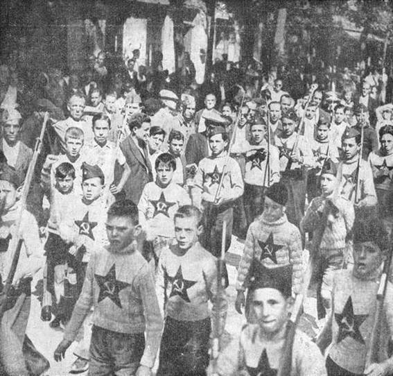 Pioneros  comunistas desfilando y cantando Somos hijos de Lénin