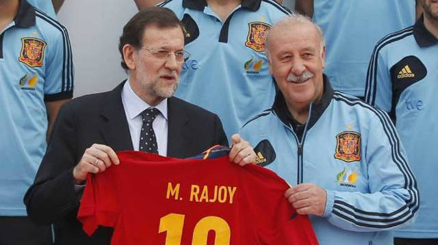 Mariano Rajoy posa con Vicente Del Bosque sujetando una camiseta de la Selección Española