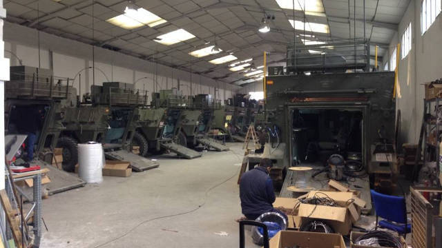 El taller de la empresa Cohemo donde se arreglan los carros de combate 