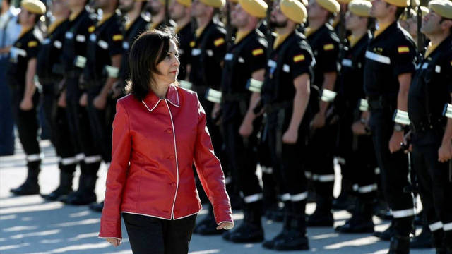 La ministra de Defensa, Margarita Robles, pasando lista.