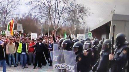 Los agricultores de Don Benito (Badajoz) se enfrentaron con la Policía.